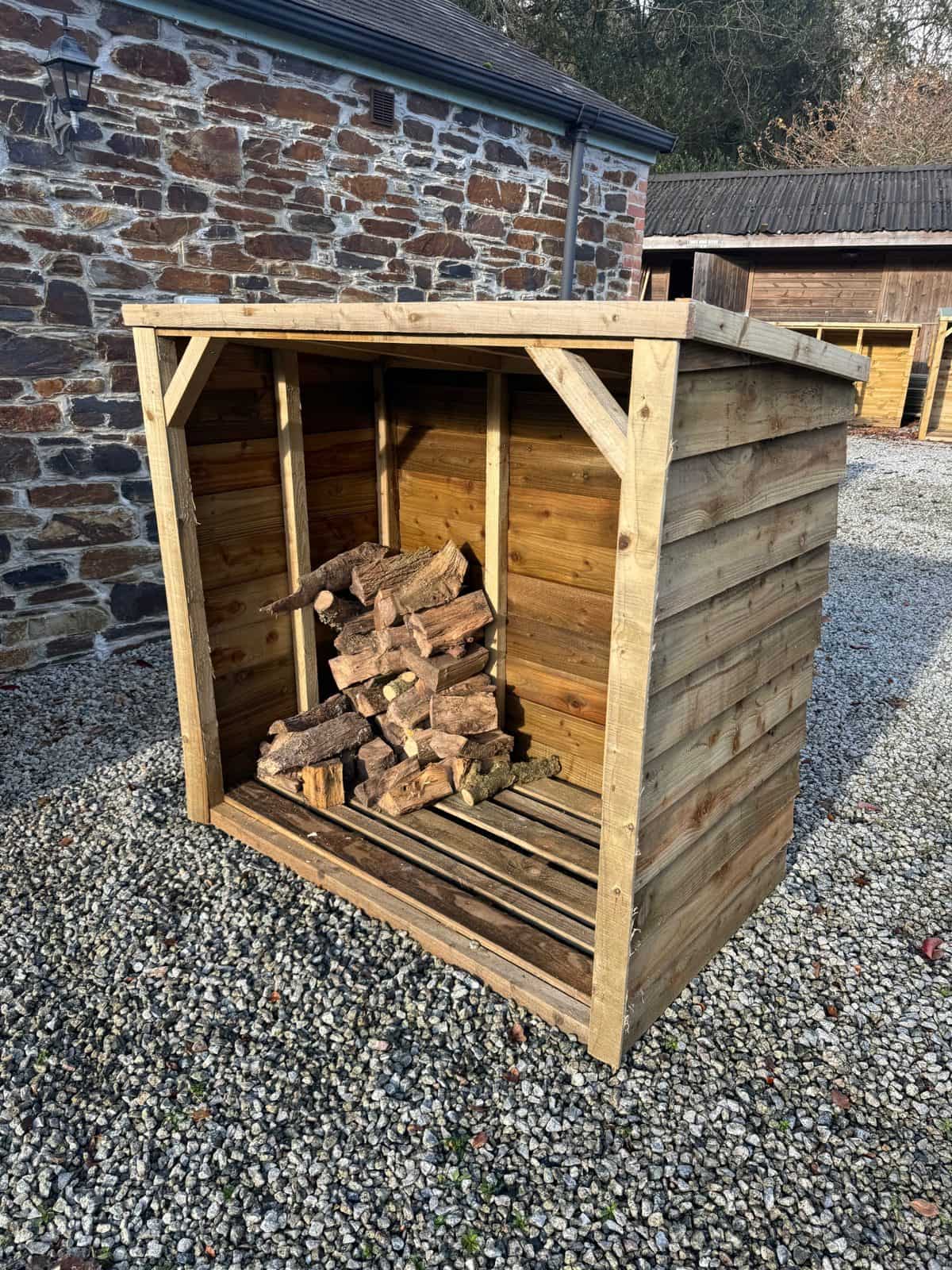 A medium featheredge log store
